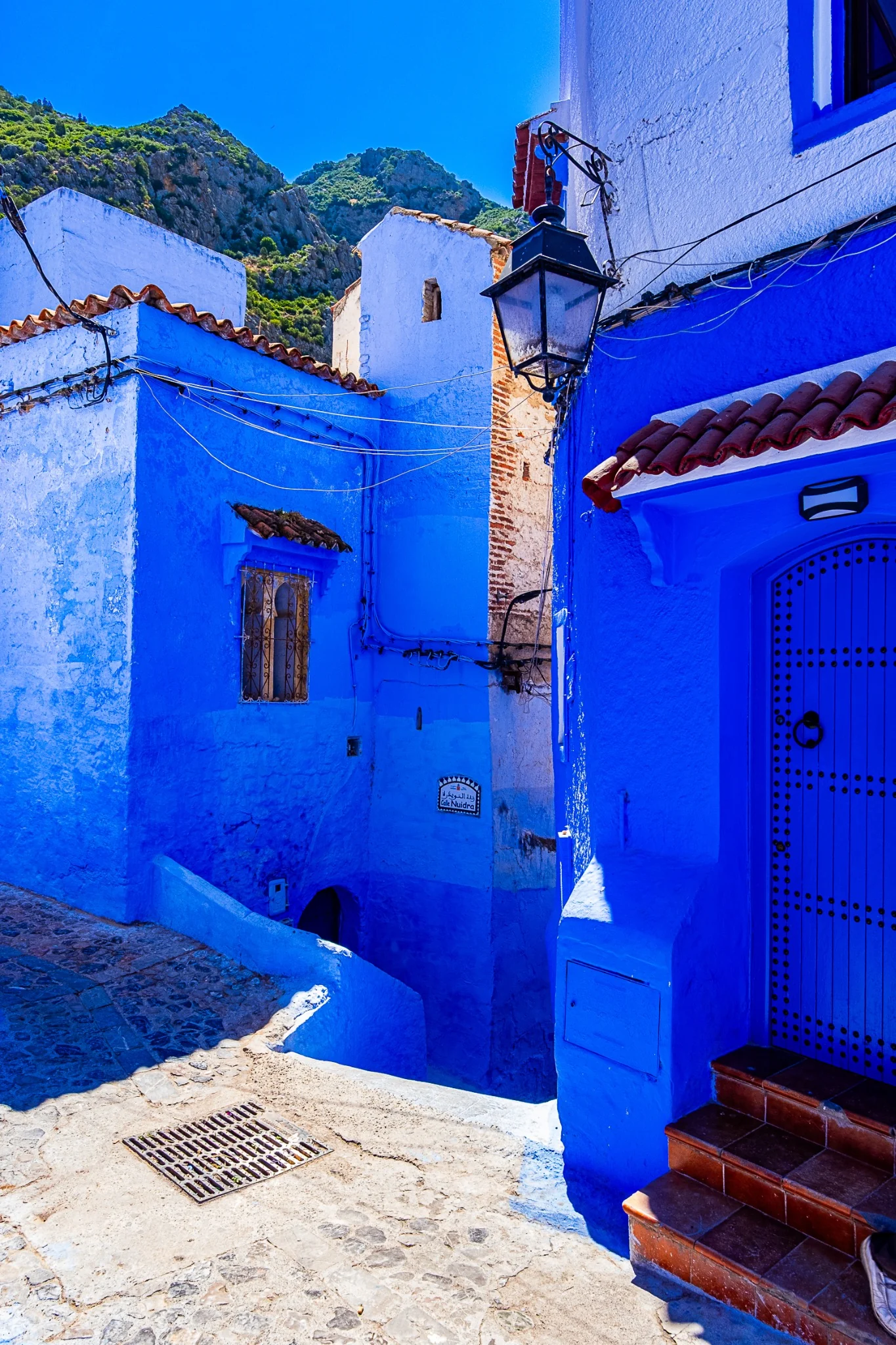 Ruelle bleue et porte traditionnelle