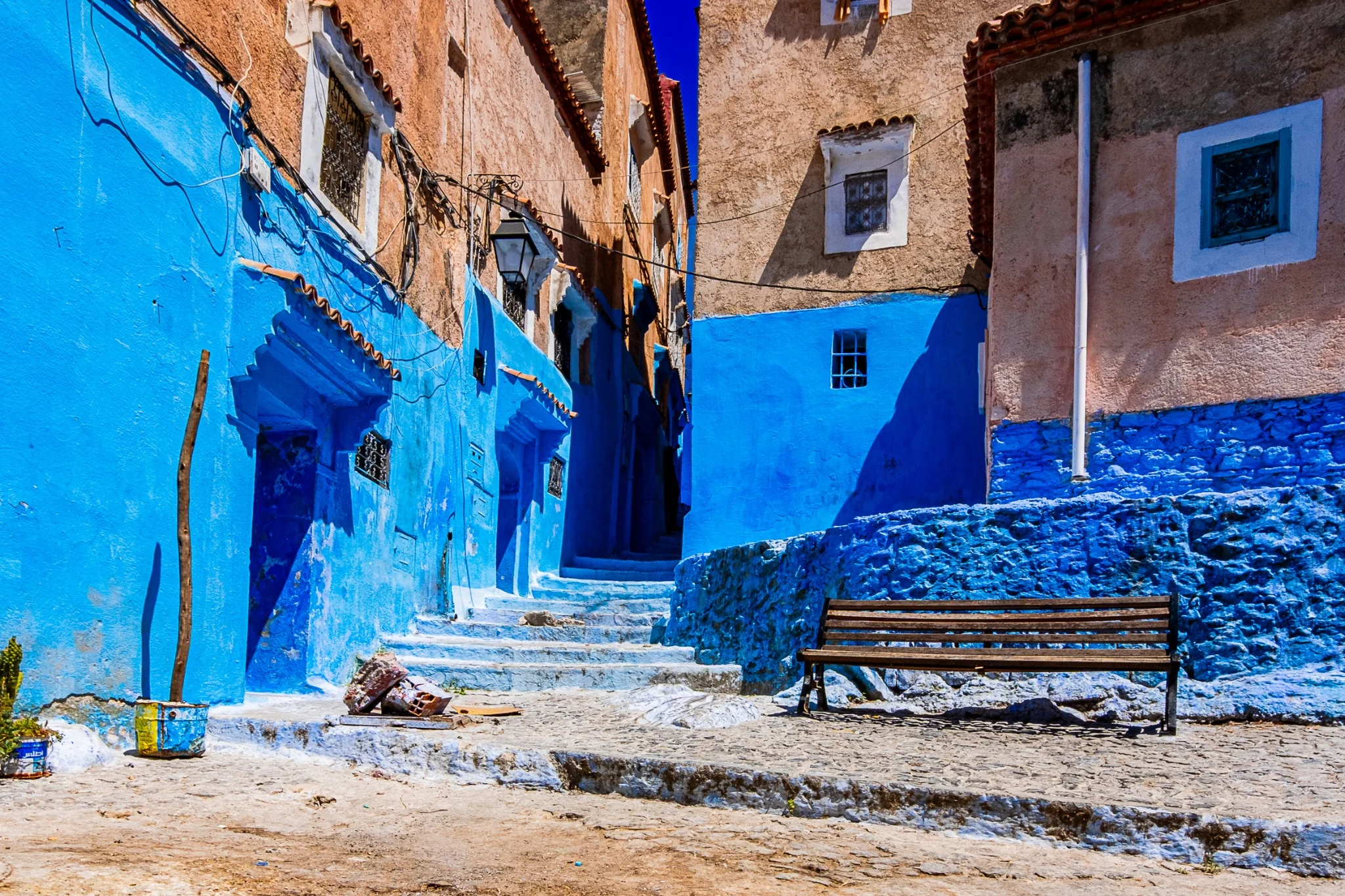Place bleue avec un banc
