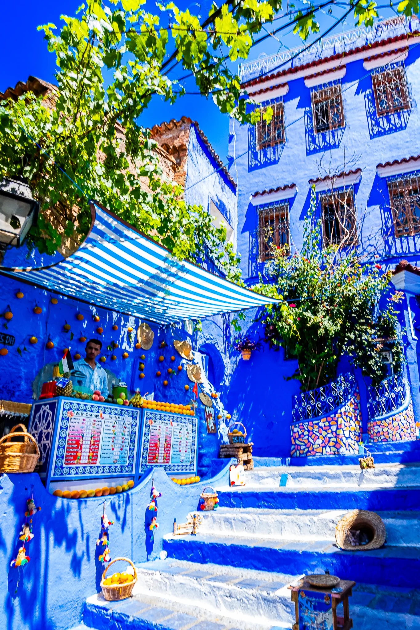 Étal coloré dans une ruelle de Chefchaouen
