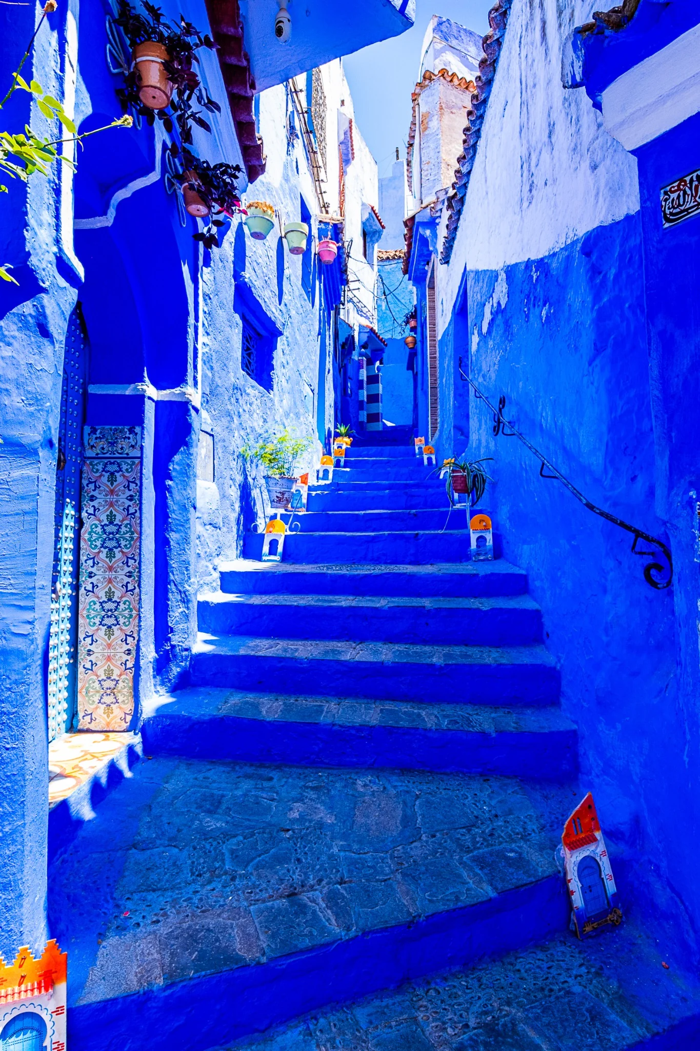 Escalier bleu décoré de pots