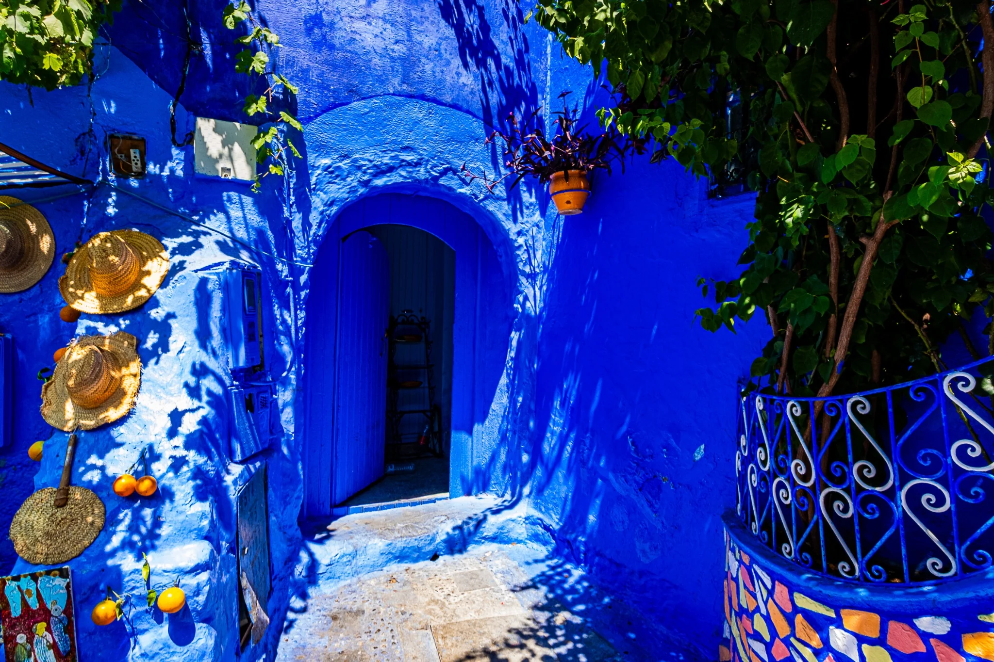 Porte voûtée dans la médina bleue