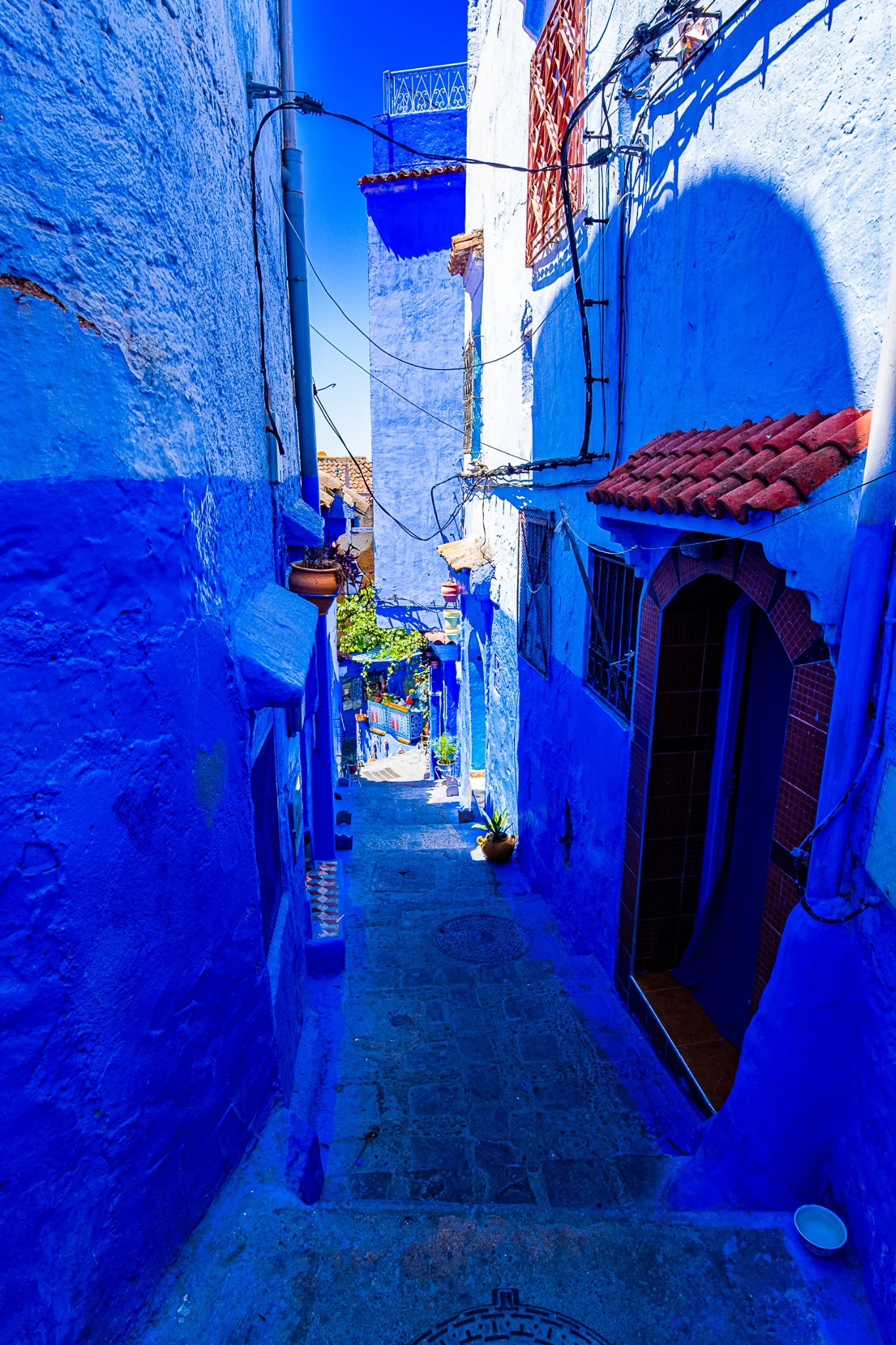 Ruelle étroite et profonde de Chefchaouen