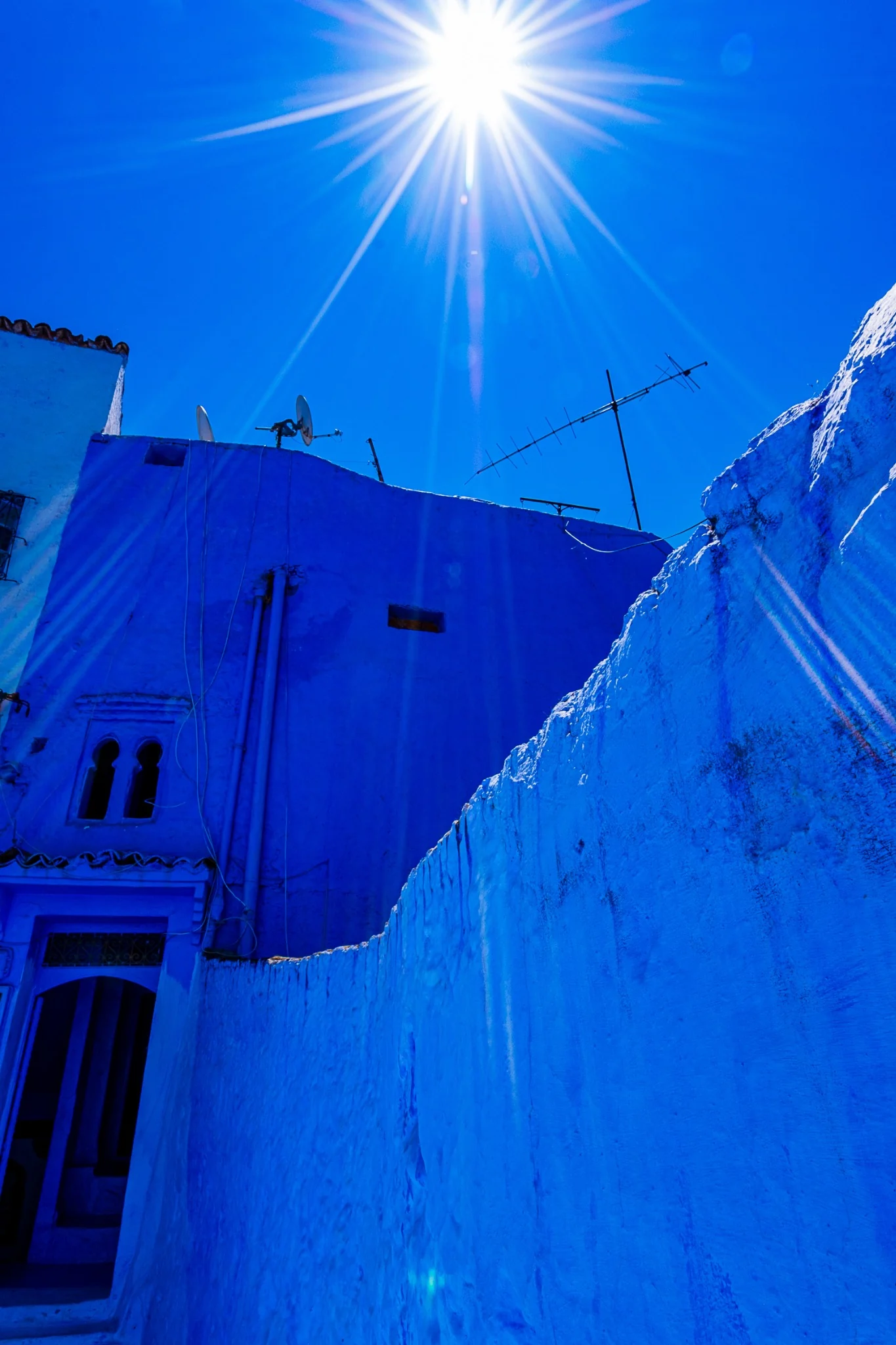 Rayons de soleil au-dessus des murs bleus