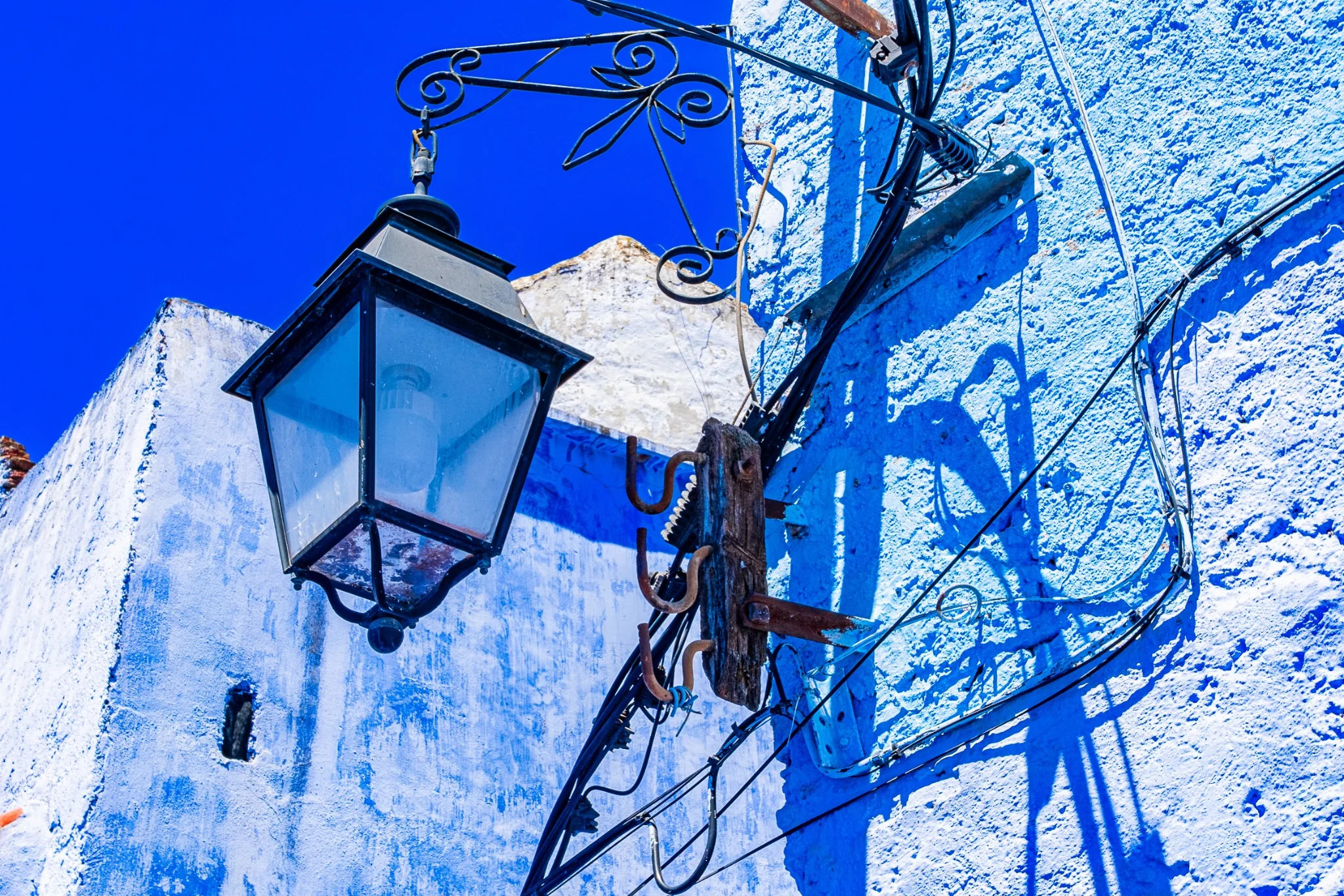 Lanterne traditionnelle et ombres sur un mur bleu