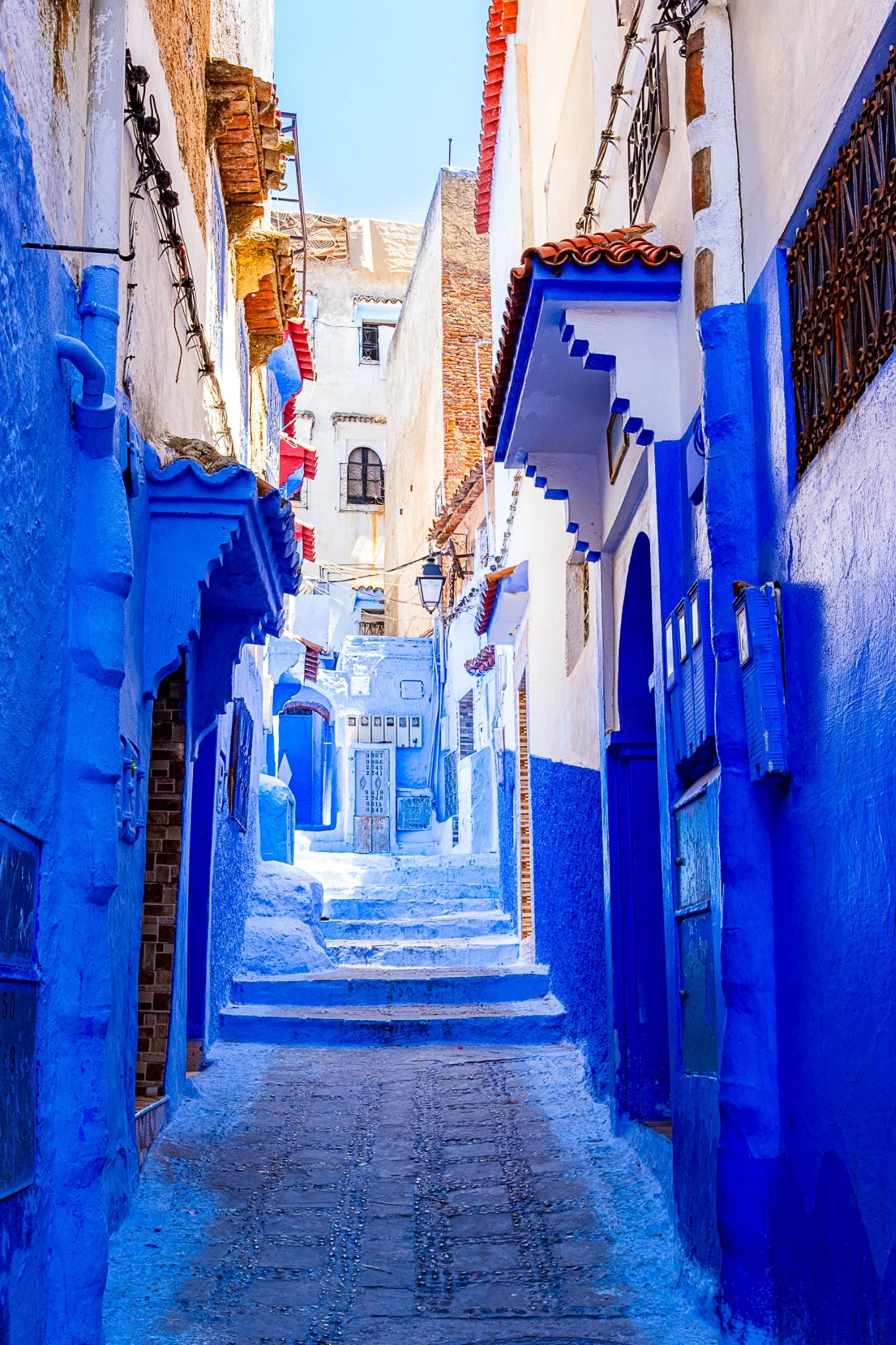 Ruelle bleue montant entre les maisons