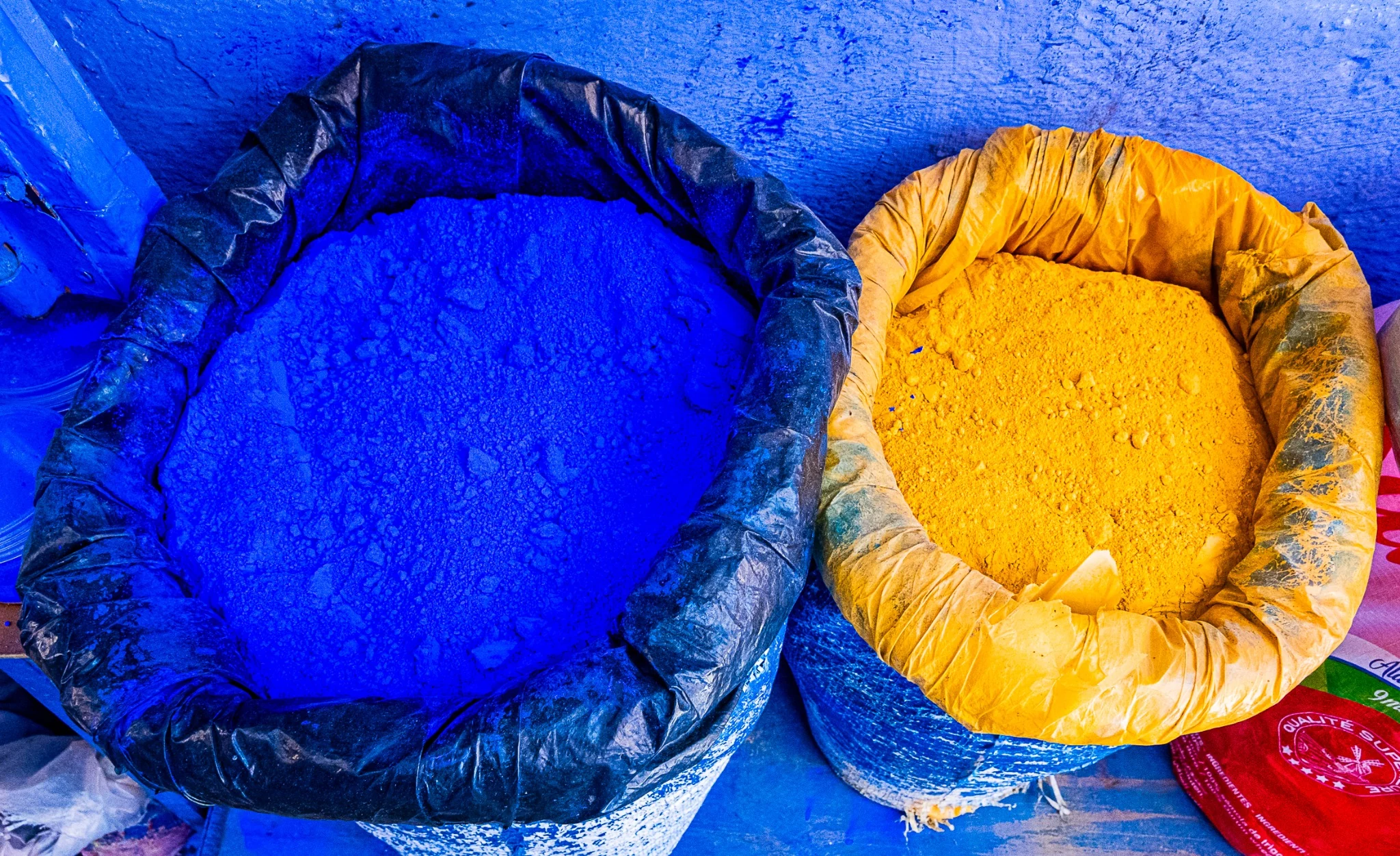 Pigments bleu et jaune dans des sacs