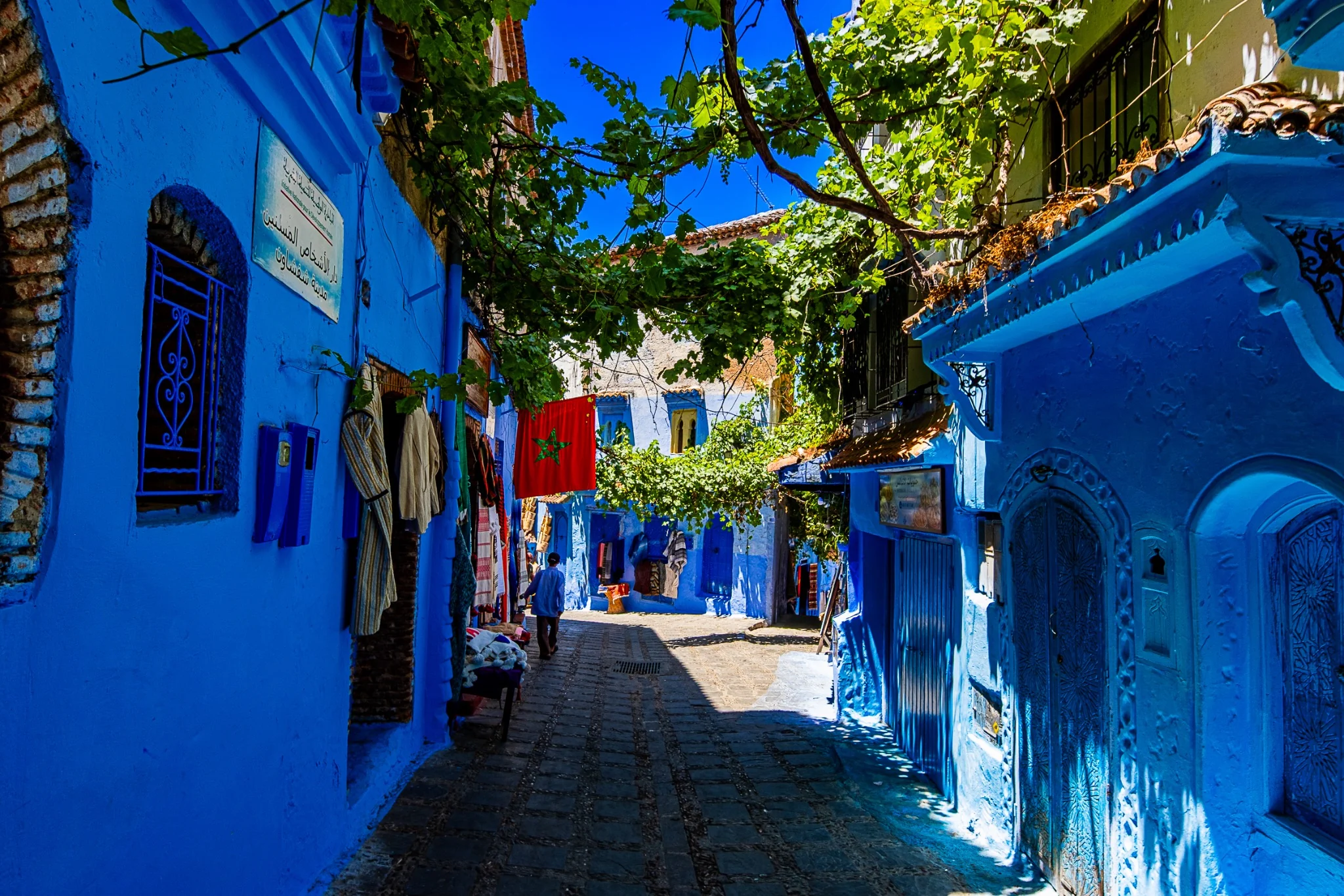 Ruelle ombragée avec drapeau marocain