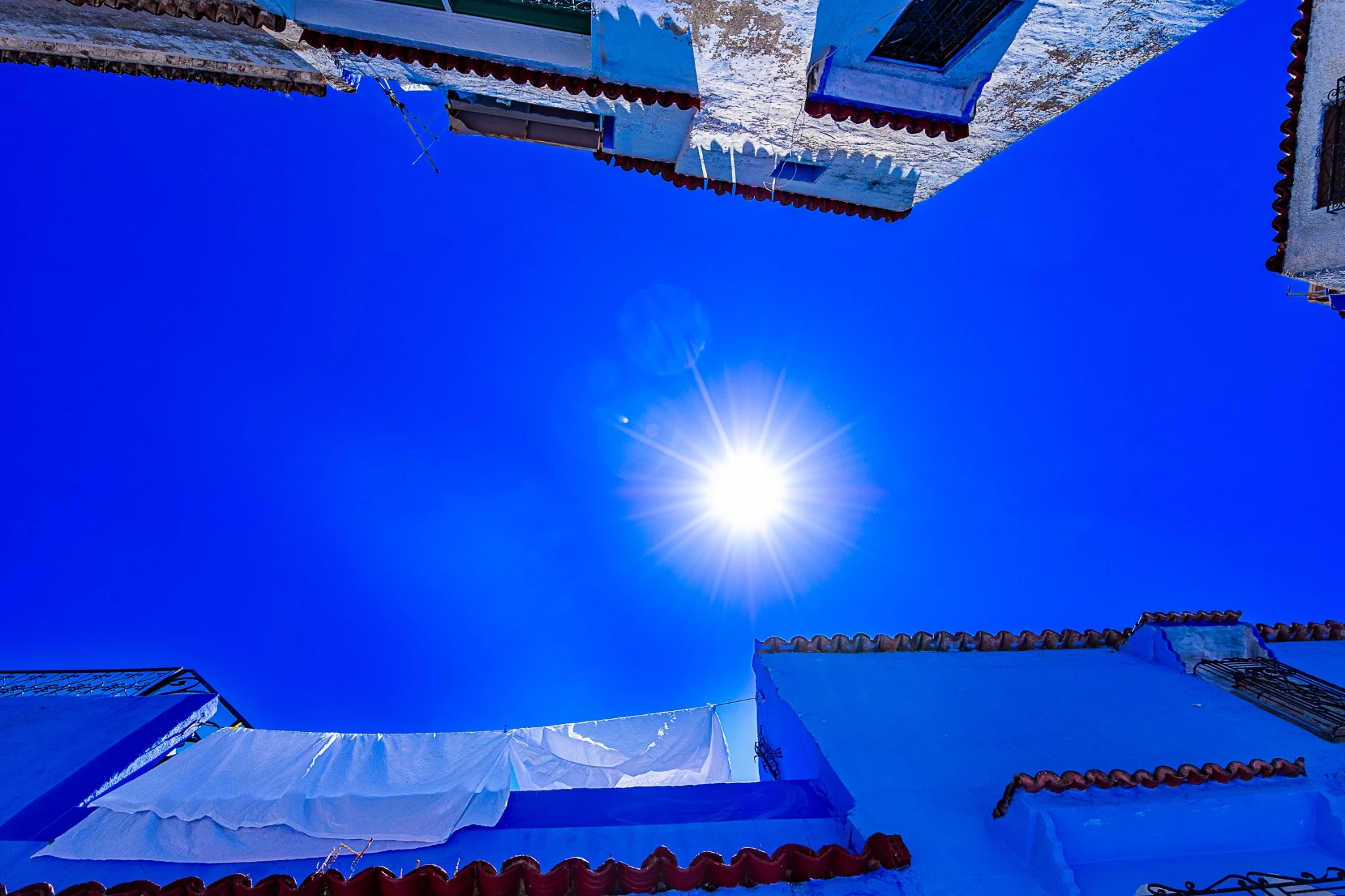 Soleil éclatant entre les toits de Chefchaouen