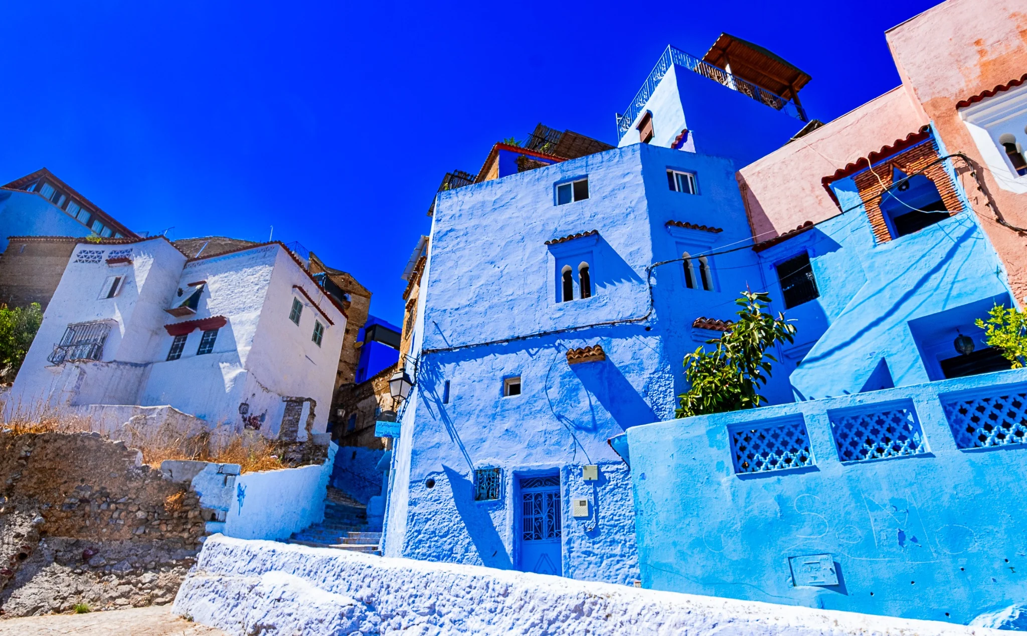 Maisons bleues de Chefchaouen sous un ciel intense