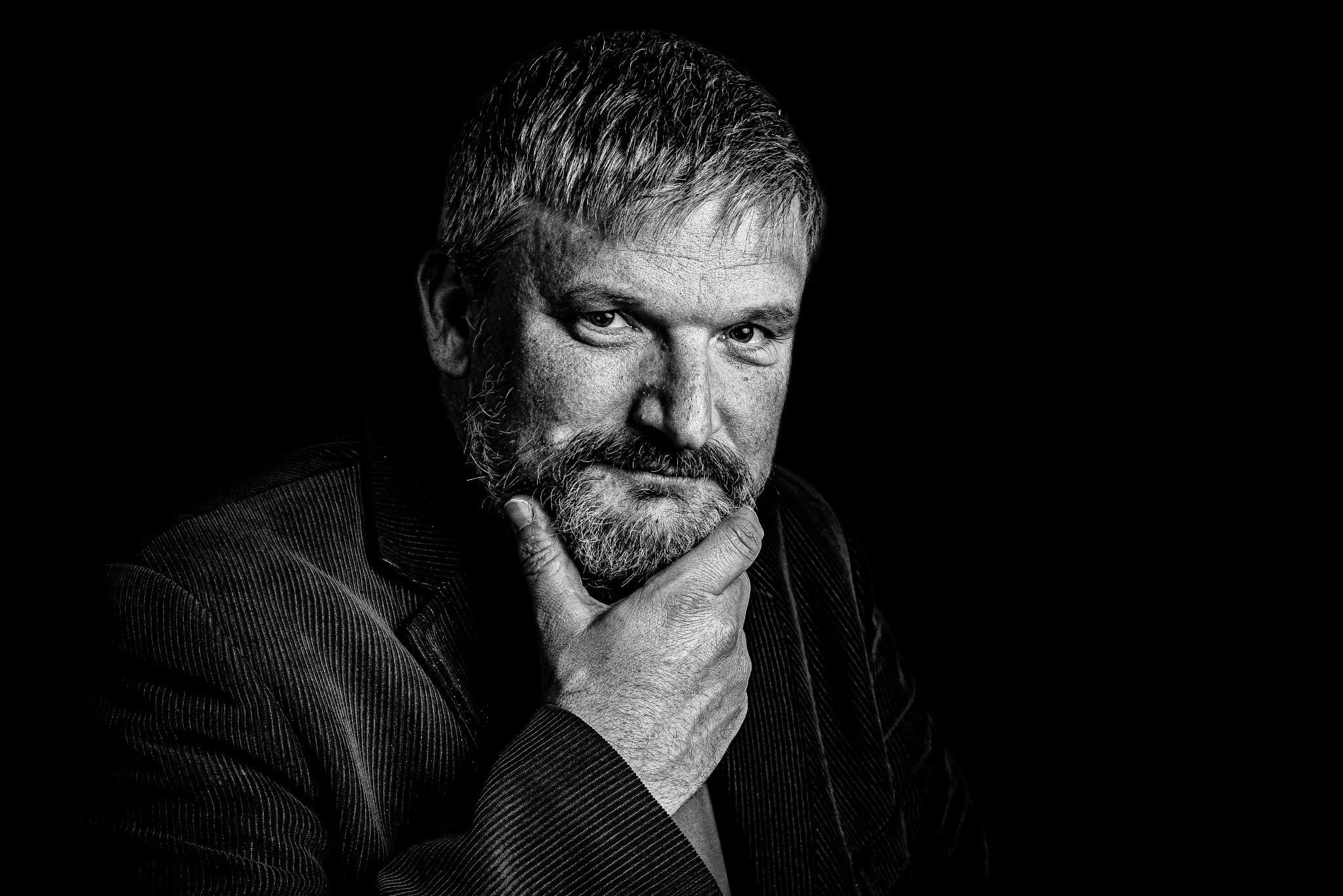Portrait masculin intense en noir et blanc