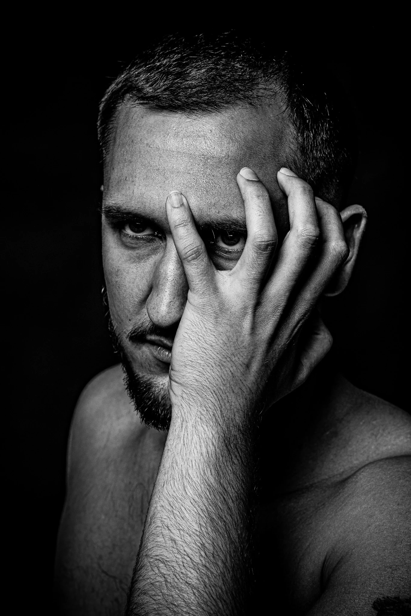 Portrait masculin avec la main devant le visage
