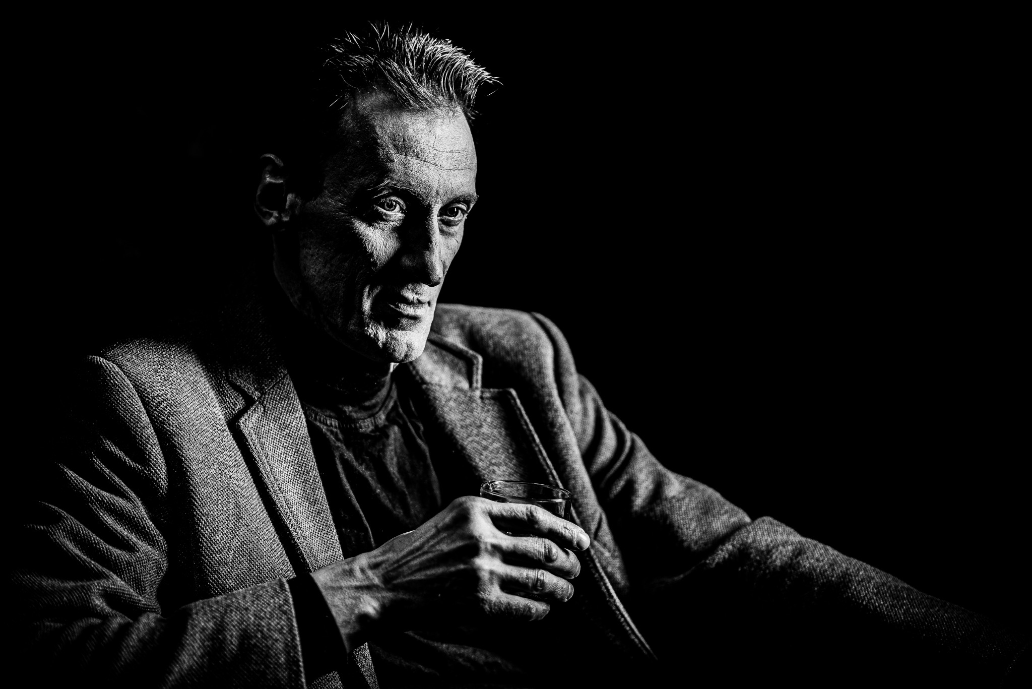 Portrait masculin de Vincent en noir et blanc, regard de face