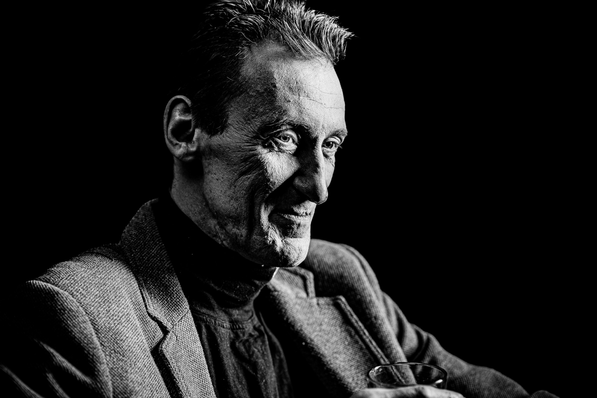 Portrait masculin de Vincent en noir et blanc, profil et lumière