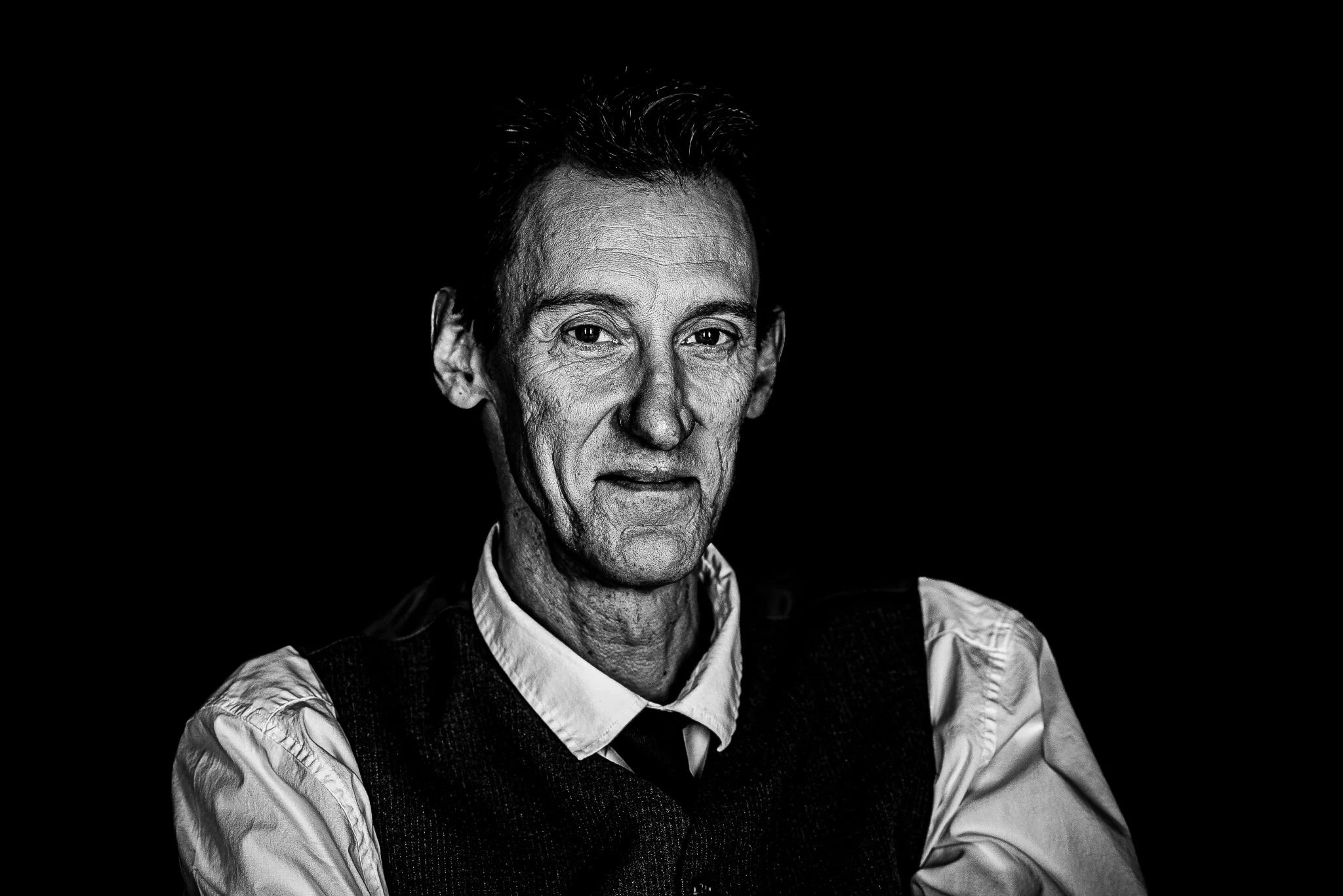 Portrait masculin en tenue habillée