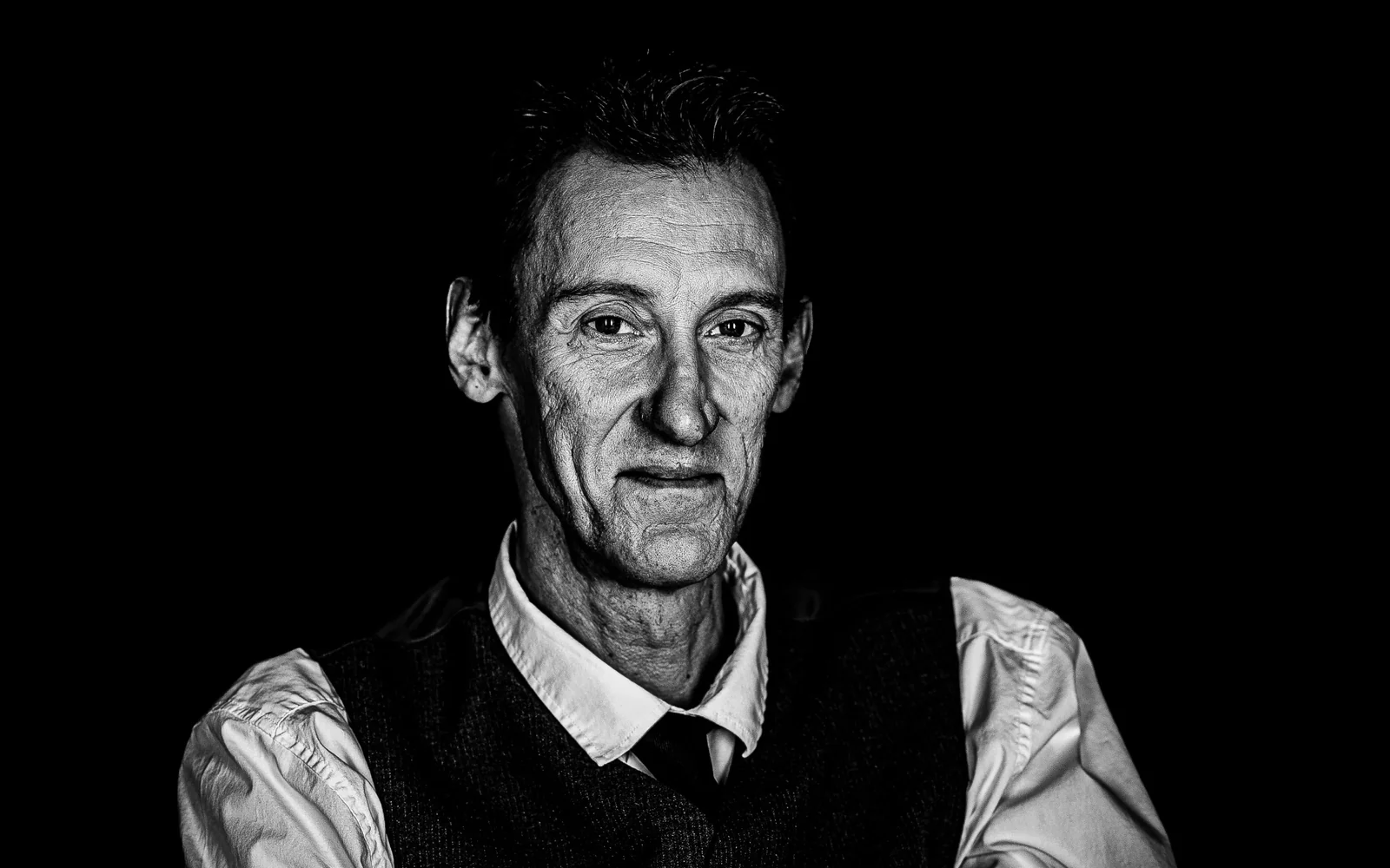 Portrait masculin en tenue habillée pour un book acteur ou comédien