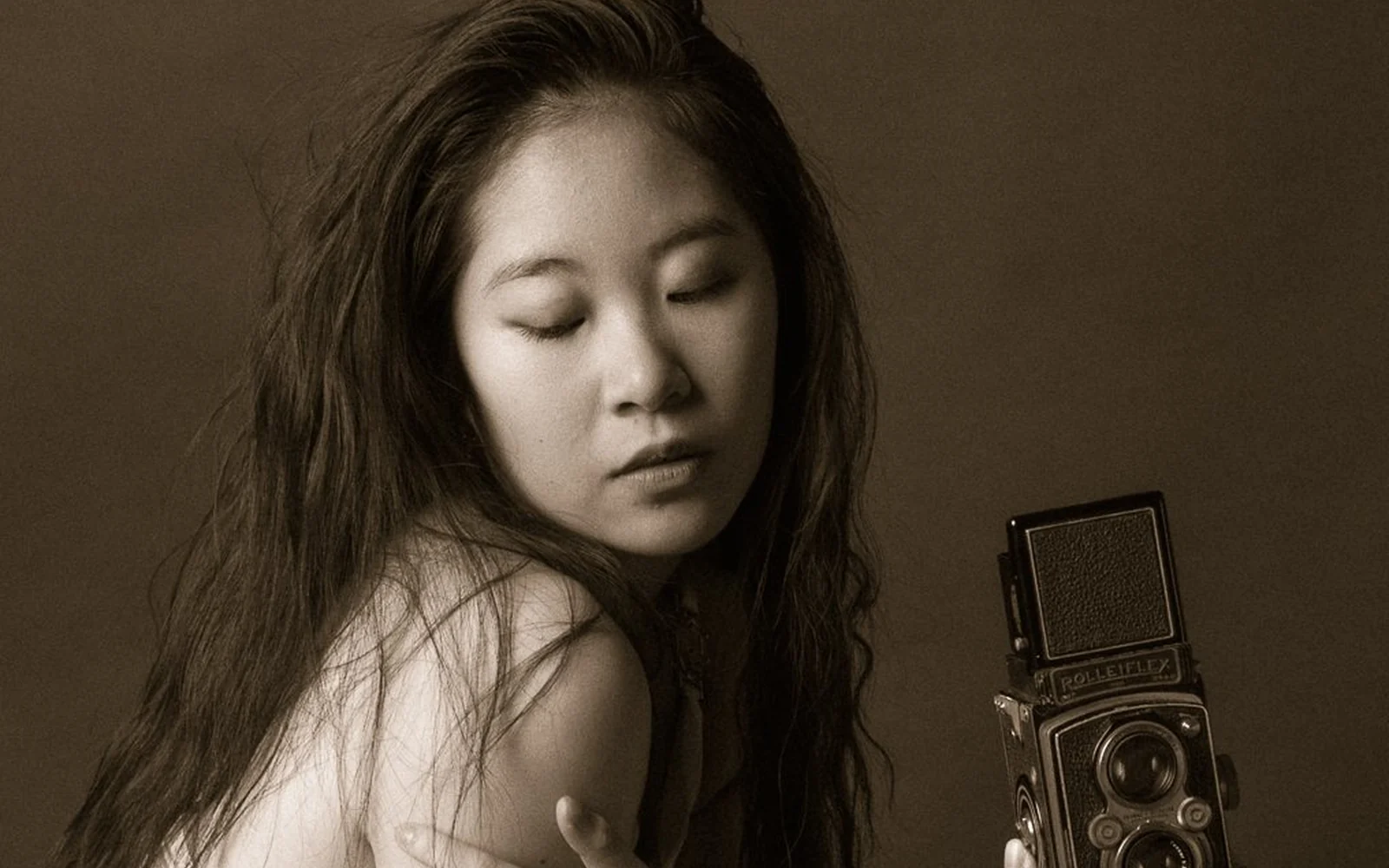 Portrait avec un appareil photographique pour illustrer une formation débutants