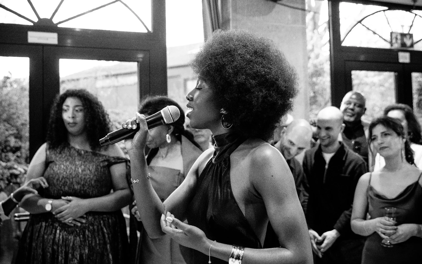 Chanteuse photographiée pendant un reportage événementiel