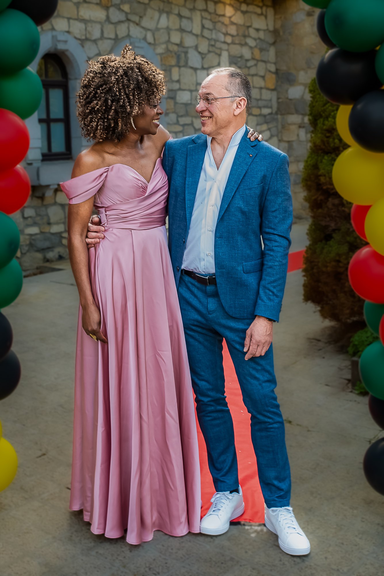 Couple souriant lors d’une célébration