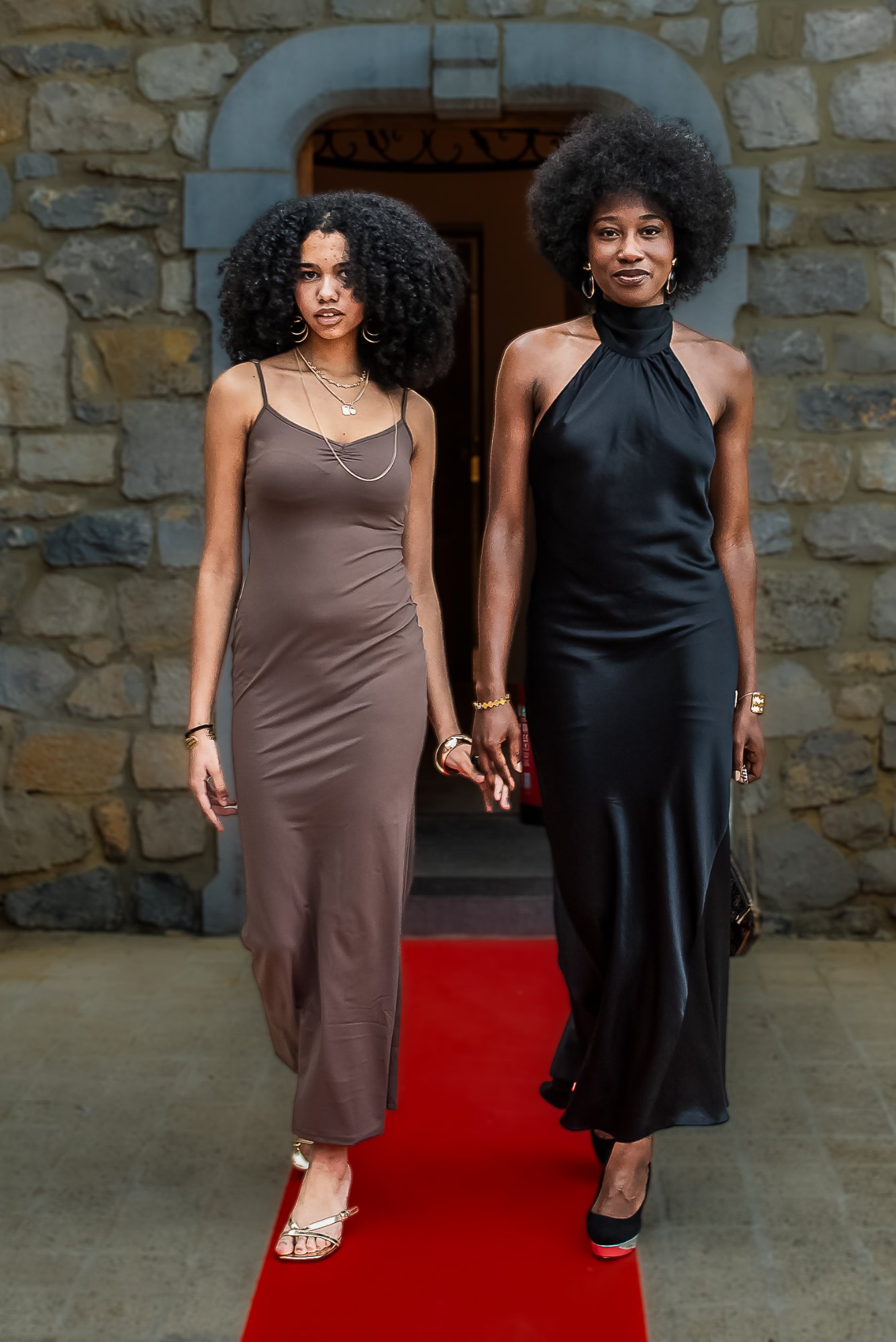 Deux invitées sur un tapis rouge