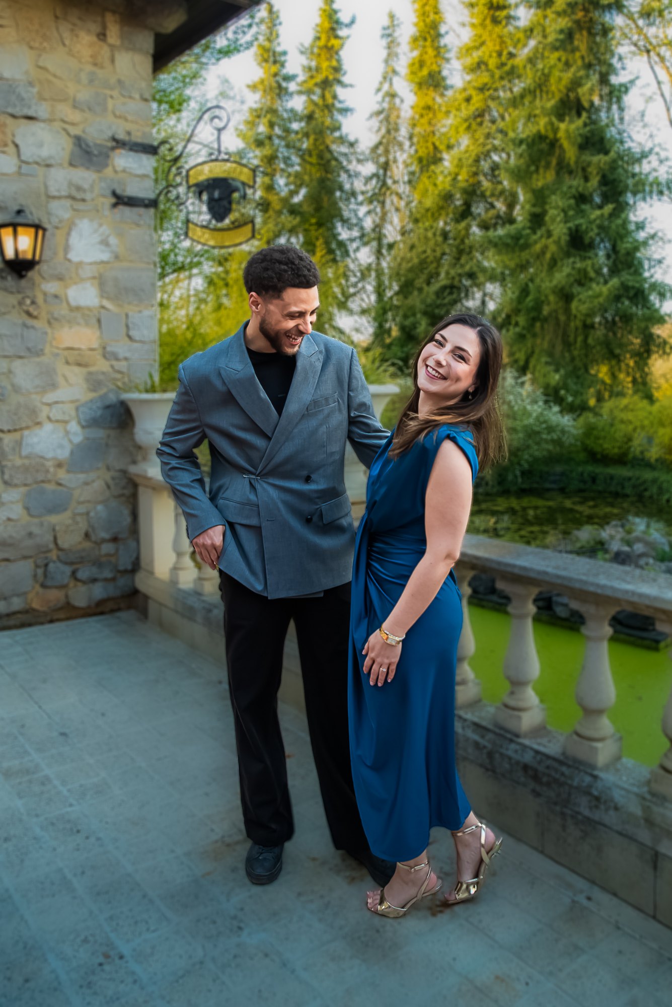 Couple souriant en extérieur