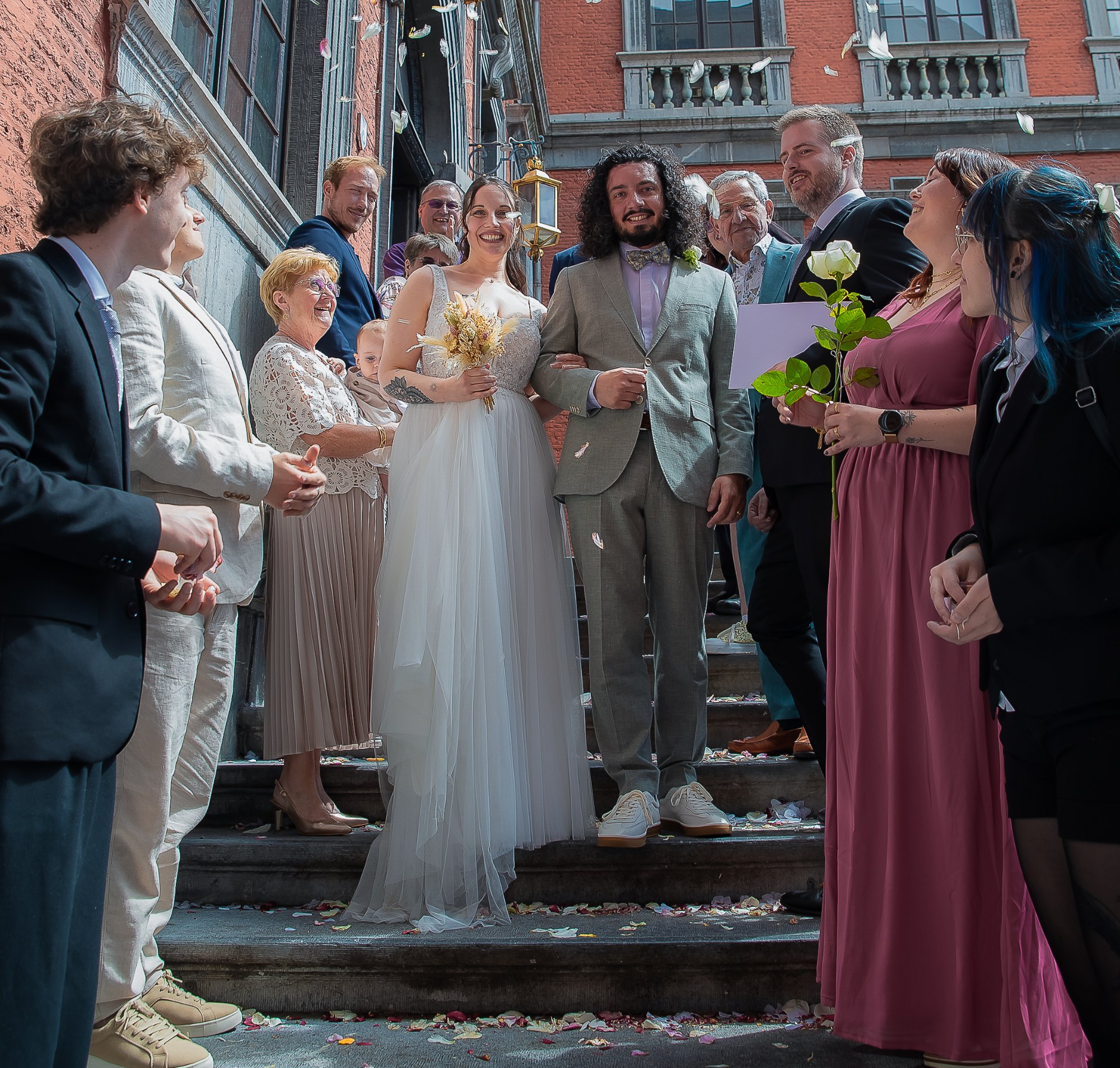 Couple entouré de ses proches lors d’un mariage